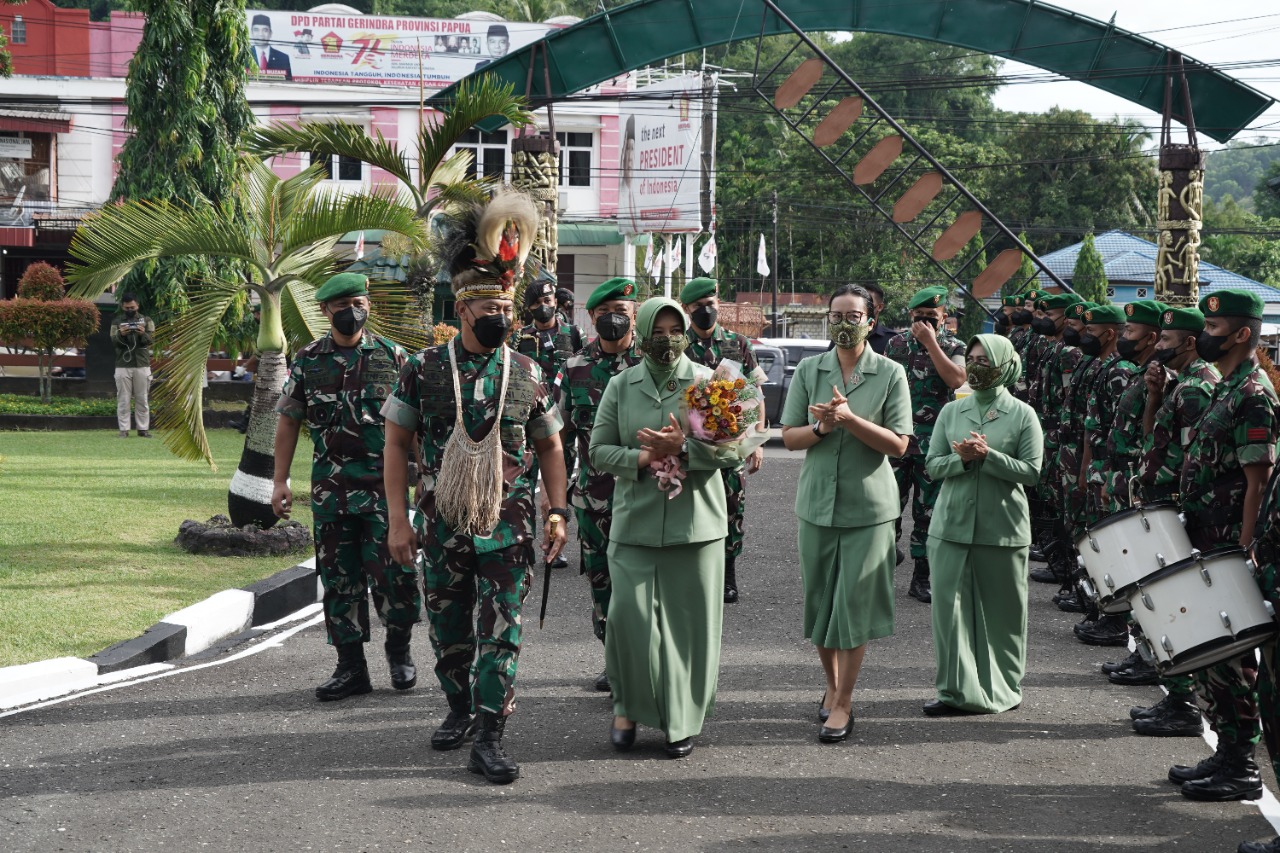 Ketua Persit Kartika Chandra Kirana Daerah XVII/Cenderawasih  Ny. Erni Teguh Muji Angkasa mendamping Ketua Persit Kartika Chandra Kirana Daerah XVII/Cenderawasih  Ny. Erni Teguh Muji Angkasa mendamping