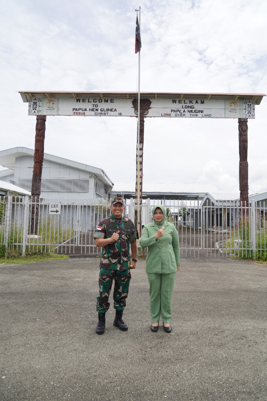 Ketua Persit Kartika Chandra Kirana Daerah XVII/Cenderawasih Ny. Erni Teguh Muji Angkasa mendampingi