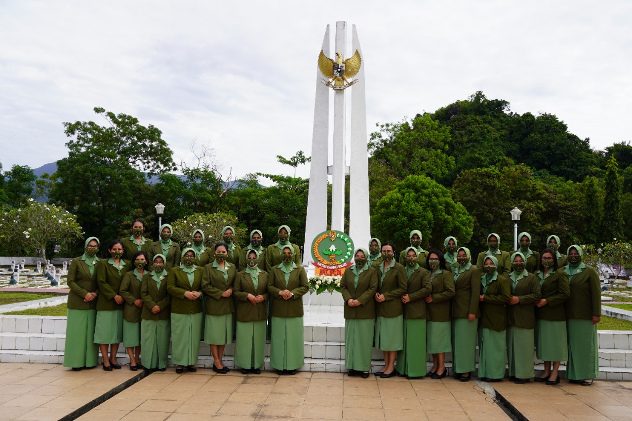 Ketua Persit KCK Daerah XVII/Cenderawasih beserta rombongan melaksanakan kegiatan Ziarah dalam rangk