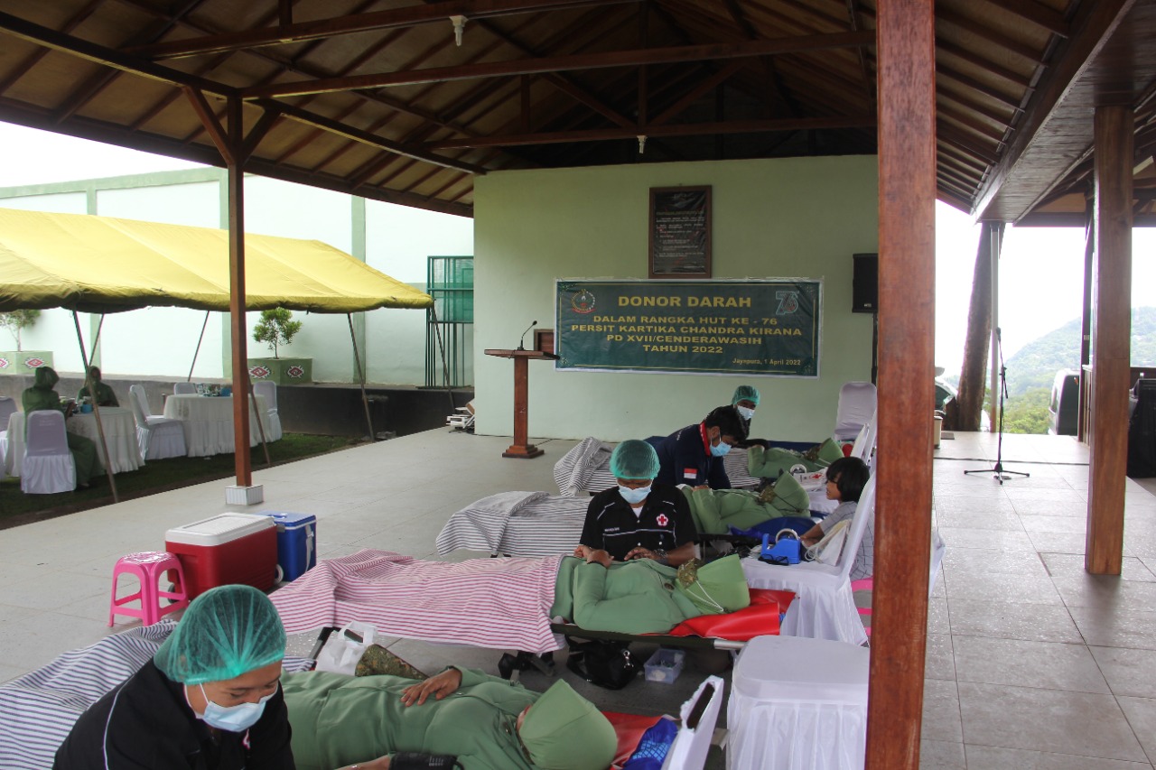 Ketua Persit KCK Daerah XVII/Cenderawasih beserta pengurus melaksanakan kegiatan donor darah dalam d
