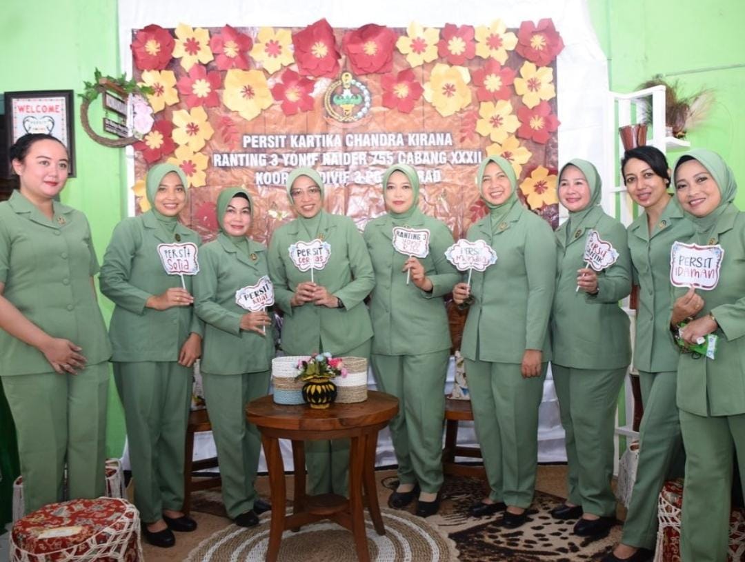 Ketua Persit Chandra Kirana PD XVII/Cenderawasih Ny. Erni Teguh Muji Angkasa mendampingi Pangdam XVI Ketua Persit Chandra Kirana PD XVII/Cenderawasih Ny. Erni Teguh Muji Angkasa mendampingi Pangdam XVI