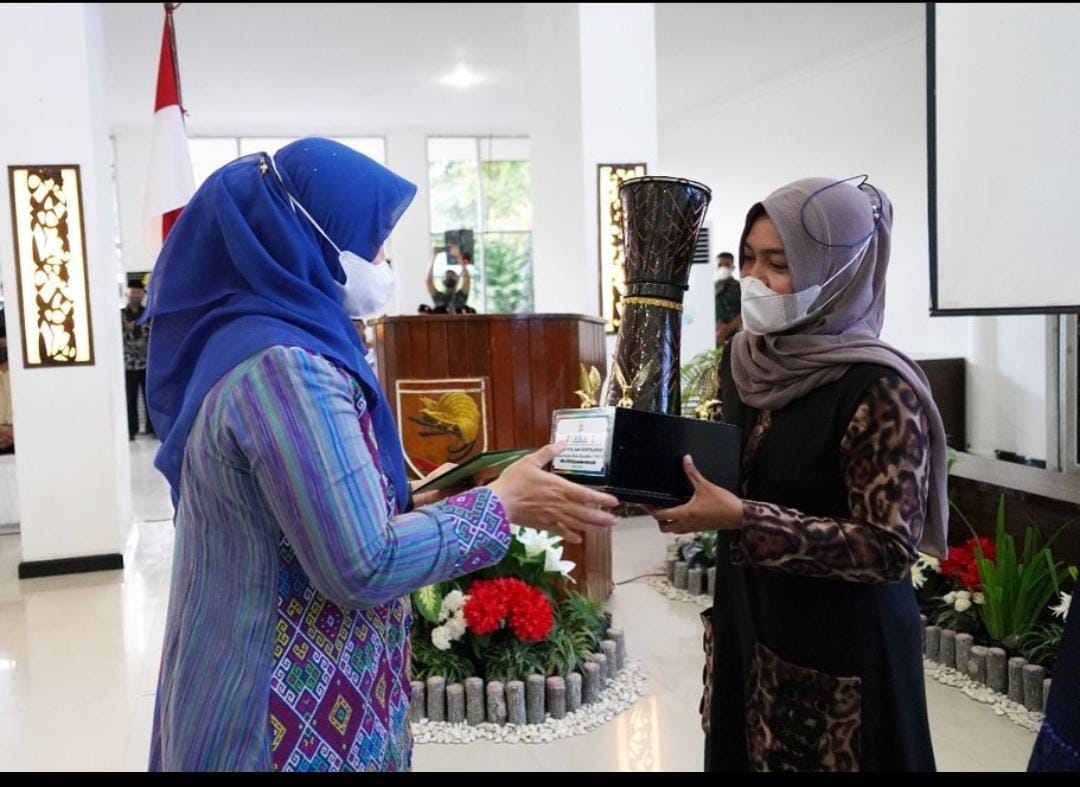 Penyerahan Hadiah dan Piala kepada para pemenang Lomba MTQ & Saritilawah, Lomba Asmaul Husna dan Lom